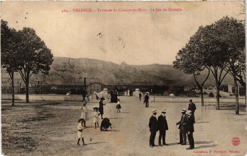 Carte postale ancienne Valence - Terrasse du Champ de Mars à Valence