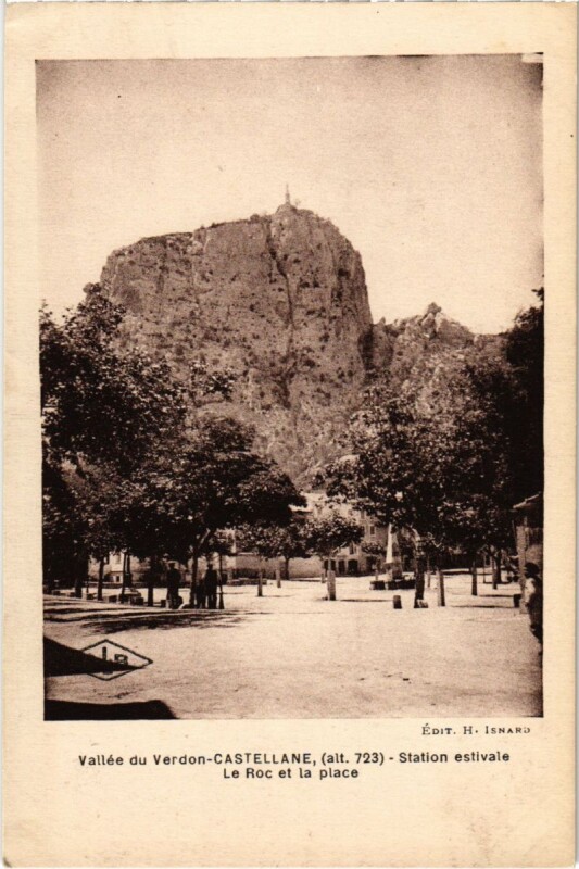 Carte postale ancienne Vallee du Verdon-Castellane Station estivale Le Roc et la Place à Castellane