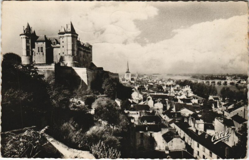 Carte postale ancienne Saumur Le Chateau ,la ville et la Loire France à Saumur