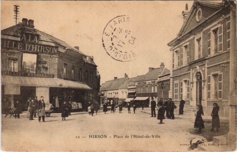 Carte postale ancienne Hirson Place de l'Hotel de Ville à Hirson