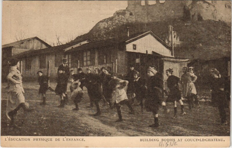 Carte postale ancienne L'education physique de l'enfance