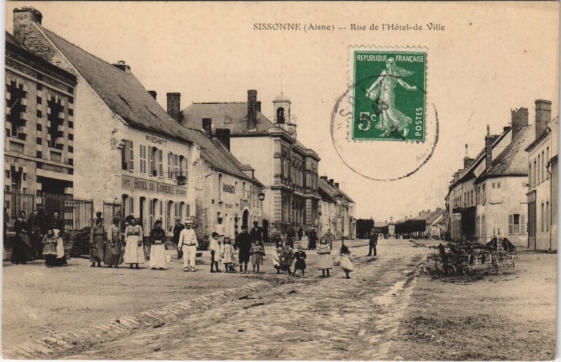 Carte postale ancienne Sissonne Rue de l'Hotel-de-Ville à Sissonne