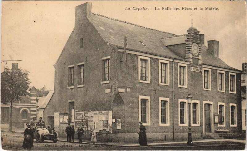 Carte postale ancienne La Capelle La Salle des Fetes et la Mairie à La Capelle