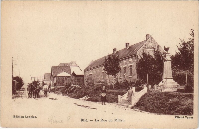 Carte postale ancienne Brie La Rue du Millieu