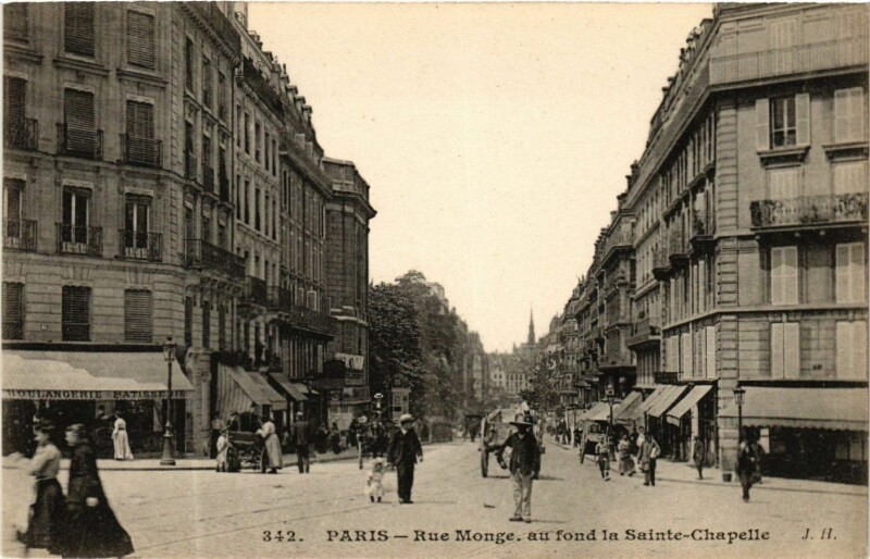 Carte postale ancienne Paris 5e Rue Monge au fond la Sainte-Chapelle à Paris 5e