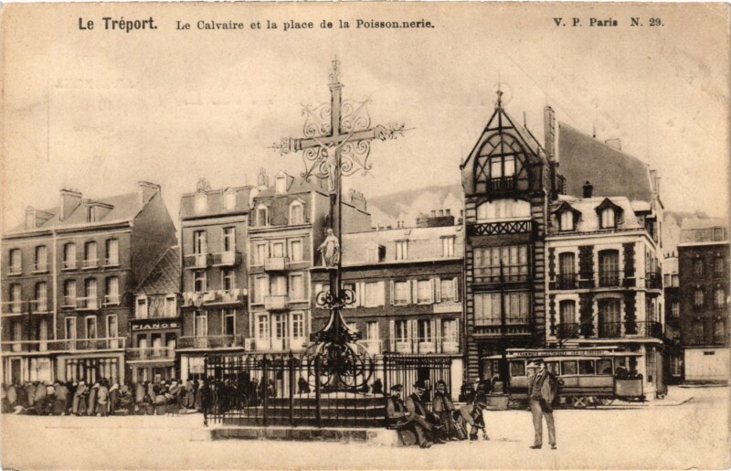Carte postale ancienne Le Treport Le Calvaire et la place de la Poissonnerie