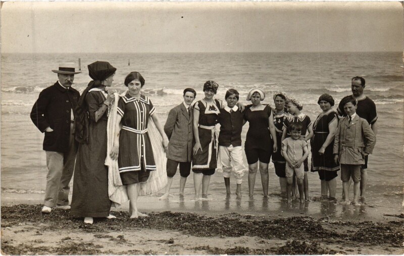 Carte postale ancienne Ouistreham Riva-Bella - People on the Beach à Ouistreham