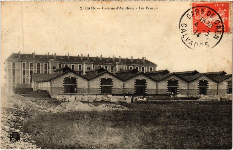 Carte postale ancienne Caen Caserne d'Artillerie - Les Ecuries
