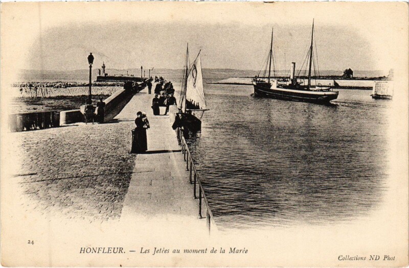 Carte postale ancienne Honfleur Les Jetees au Moment de la Maree à Honfleur