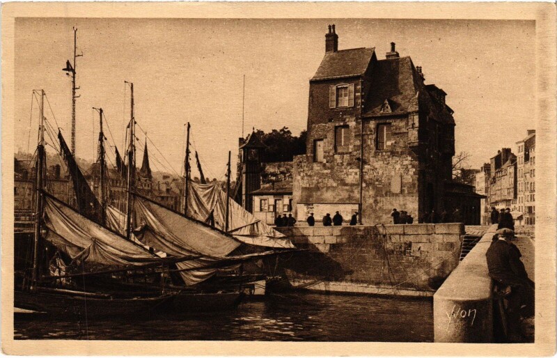 Carte postale ancienne Honfleur La Lieutenance à Honfleur