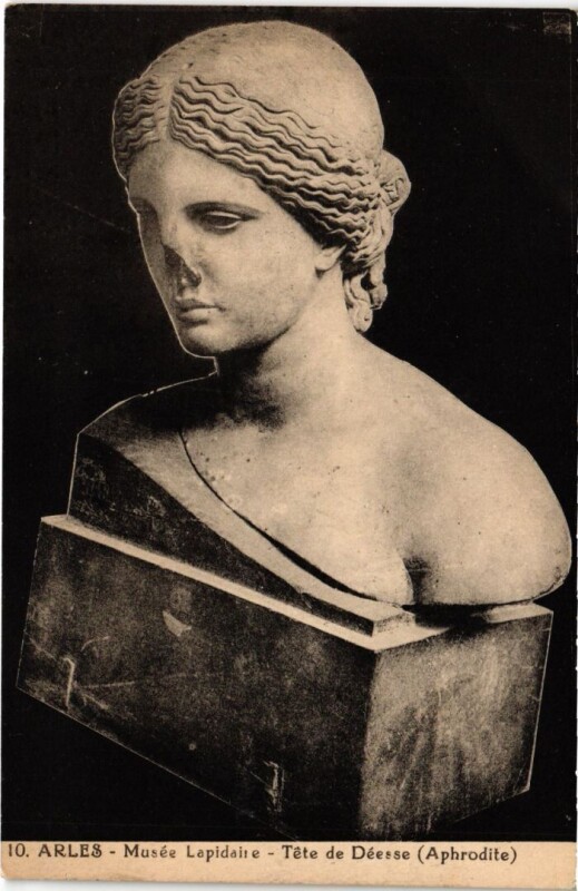 Carte postale ancienne Arles Musee Lapidaire - Tete de Deesse - Aphrodite à Arles