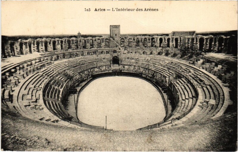 Carte postale ancienne Arles L'Interieur des Arenes à Arles