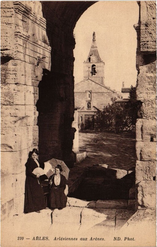 Carte postale ancienne Arles Arlesiennes aux Arenes à Arles