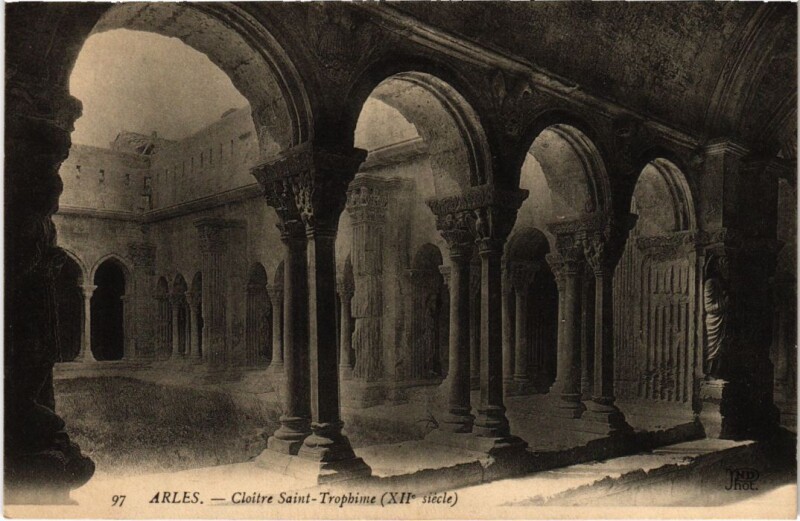 Carte postale ancienne Arles Cloitre Saint-Trophime à Arles