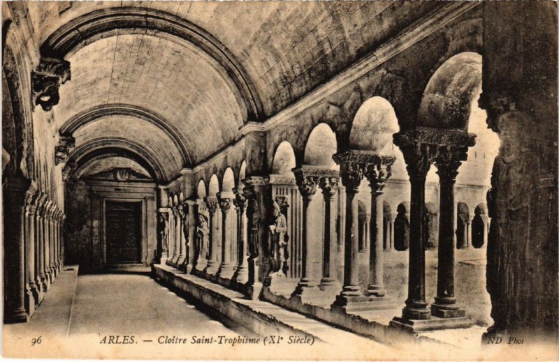 Carte postale ancienne Arles Cloitre Saint-Trophime à Arles