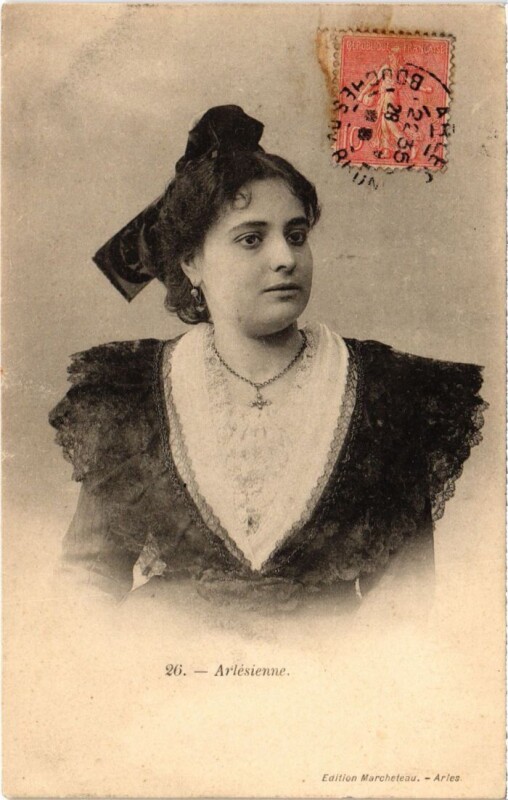 Carte postale ancienne Arles Arlesienne - Femme - Type à Arles