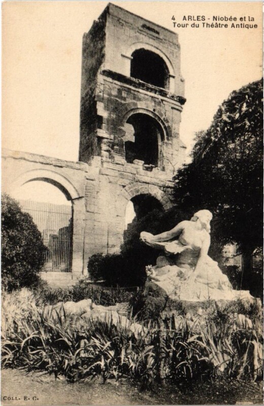 Carte postale ancienne Arles Niobee et la Tour de Theatre Antique à Arles