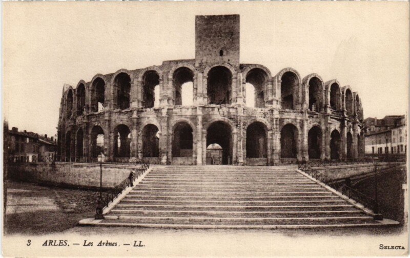 Carte postale ancienne Arles Les Arenes à Arles