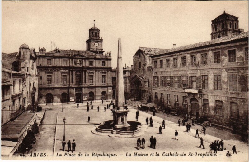 Carte postale ancienne Arles La Place de la Republique - La Mairie - La Cathedrale à Arles