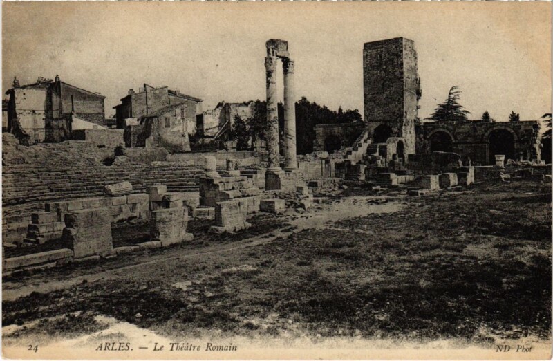 Carte postale ancienne Arles Le Theatre Romain à Arles