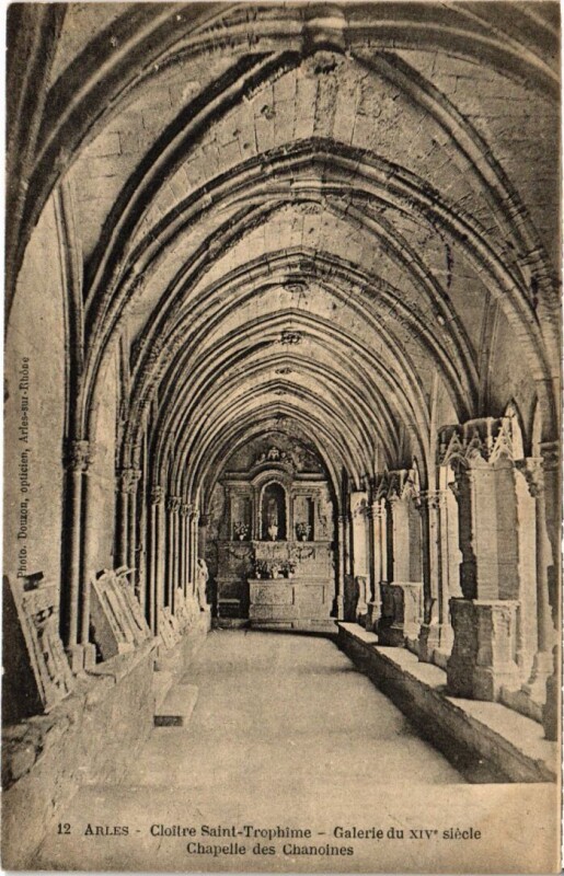 Carte postale ancienne Arles Cloitre Saint-Trophime - Galerie - Chapelle des Chanoines à Arles