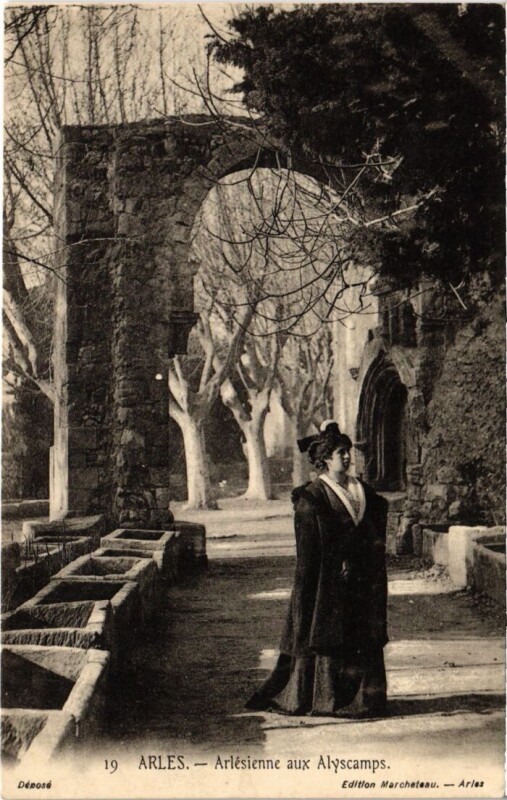 Carte postale ancienne Arles Arlesienne aux Alyscamps à Arles