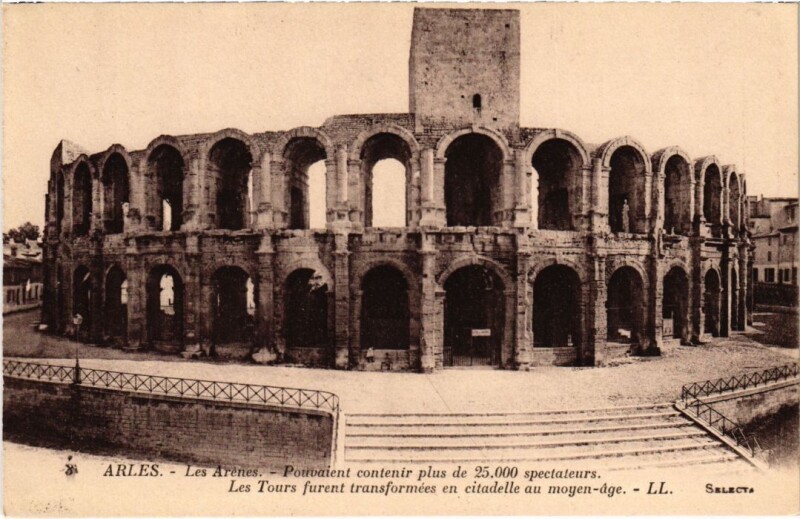 Carte postale ancienne Arles Les Arenes à Arles