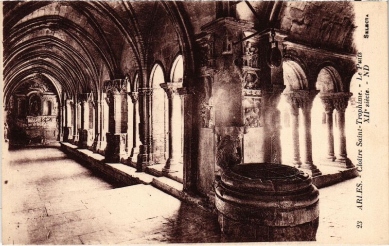 Carte postale ancienne Arles Cloitre Saint-Trophime - Le Puits à Arles