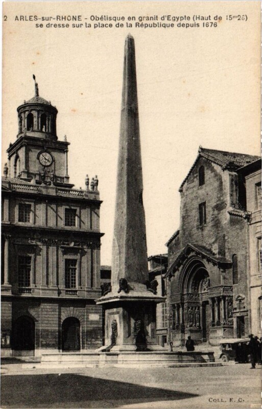 Carte postale ancienne Arles Obelisque en Granit d'Egypte à Arles