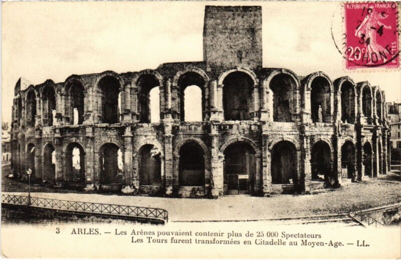 Carte postale ancienne Arles Les Arenes à Arles