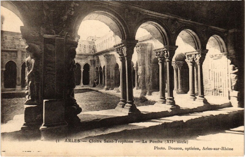 Carte postale ancienne Arles Cloitre Saint-Trophime - Le Porche à Arles