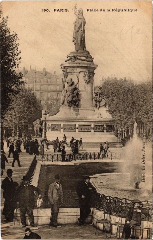 Carte postale ancienne Paris 3e Place de la Republique à Paris 3e