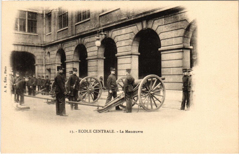 Carte postale ancienne Paris 3e Ecole Centrale La Manoeuvre à Paris 3e
