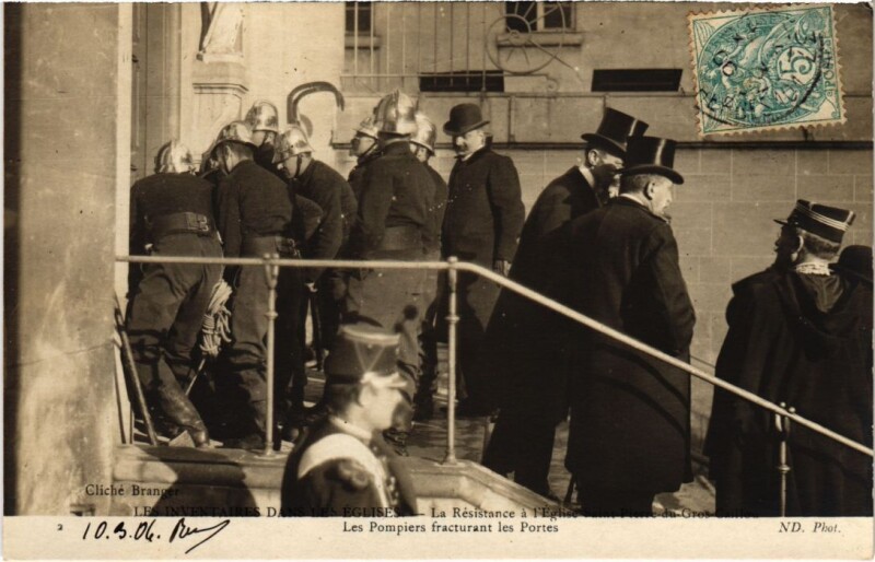 Carte postale ancienne Les Inventaires dans les Eglises - La Résistance à l'Eglise Saint-Pierre-du-Gros-Caillou - Les Pompiers fracturant les Portes à Paris 7e
