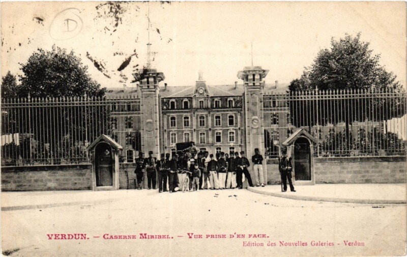 Carte postale ancienne Verdun - Caserne Miribel - Vue prise d'en Fack à Verdun