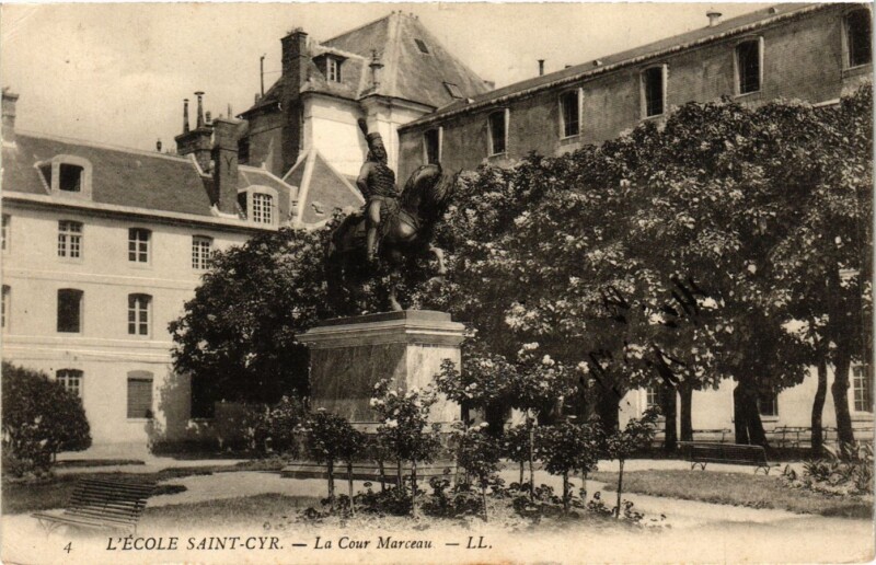 Carte postale ancienne L'Ecole Saint-Cyr - La Cour Marceau