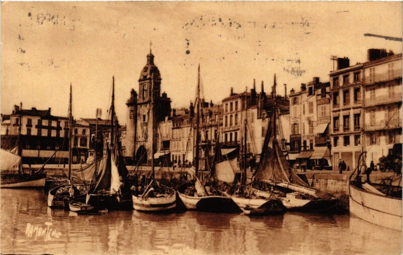 Carte postale ancienne Port de La Rochelle vers la Porte de la Grosse Horloge à La Rochelle