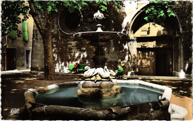 Carte postale ancienne Manosque Place Saint-Sauveur à Manosque