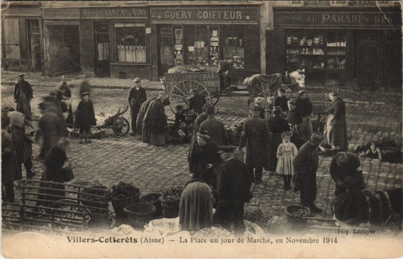 Carte postale ancienne Villers-Cotterets La Place un jour de Marche