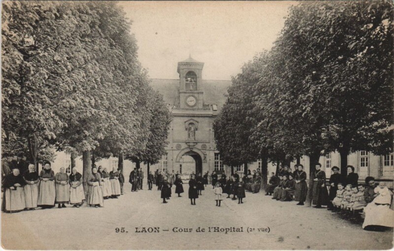 Carte postale ancienne Laon Cour de l'Hopital