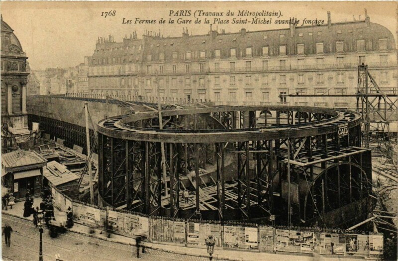 Carte postale ancienne Paris 6e Travaux Metropolitain. Place Saint-Michel. Les Fermes à Paris 6e