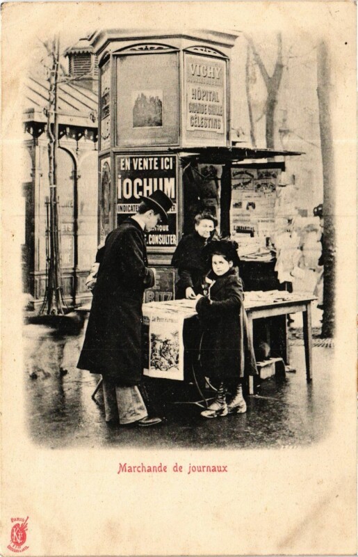 Carte postale ancienne Paris Marchande de journaux à Paris