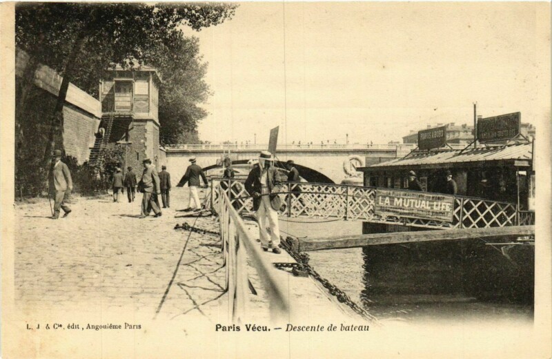 Carte postale ancienne Paris Vecu. Descente de bateau