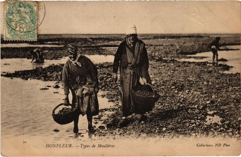 Carte postale ancienne Honfleur Types de Moulieres à Honfleur