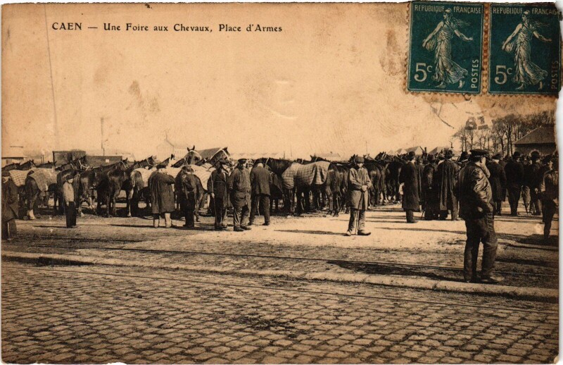 Carte postale ancienne Caen Une Foire aux Chevaux - Place d'Armes