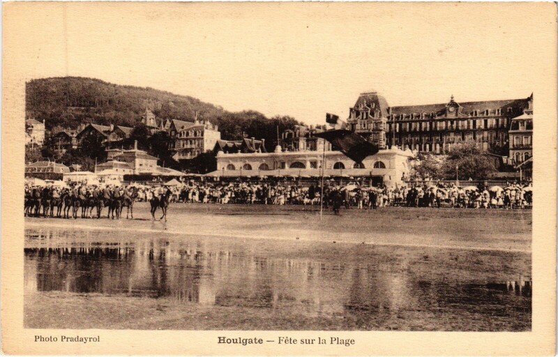 Carte postale ancienne Houlgate Fete sur la Plage à Houlgate