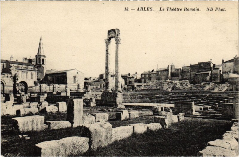 Carte postale ancienne Arles Le Theatre Romain à Arles