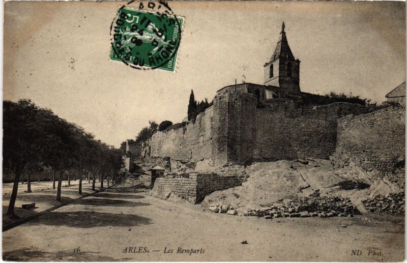 Carte postale ancienne Arles Les Remparts à Arles