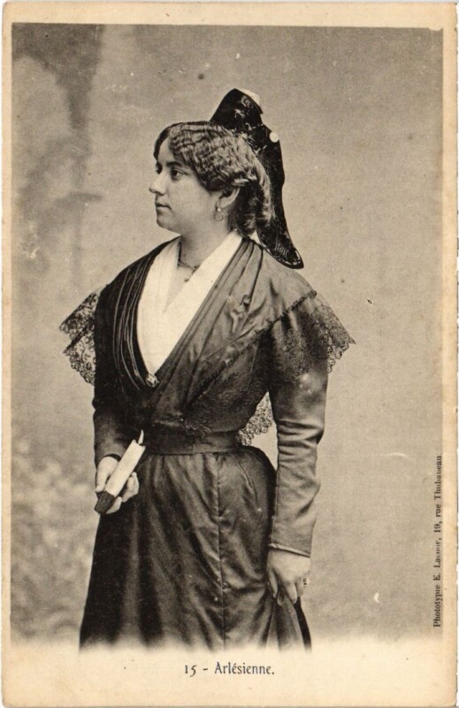 Carte postale ancienne Arles Arlesienne - Femme - Type à Arles