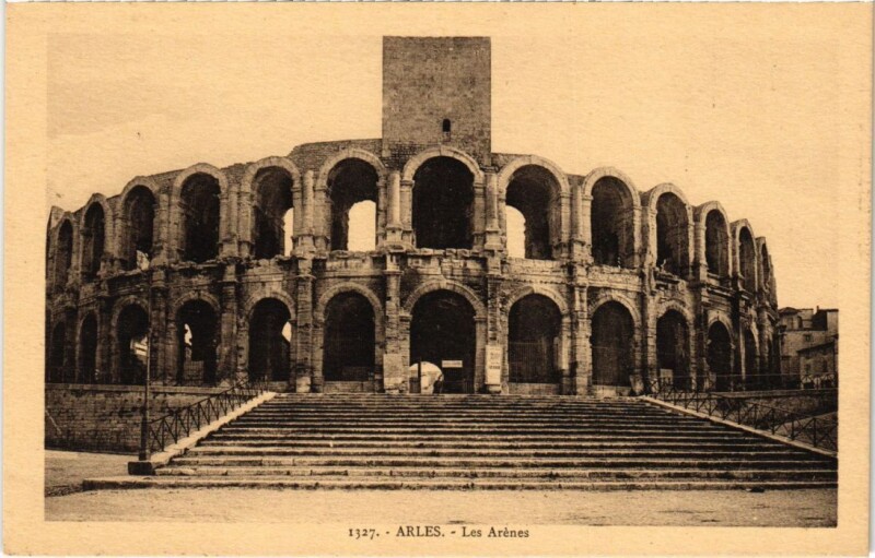 Carte postale ancienne Arles Les Arenes à Arles